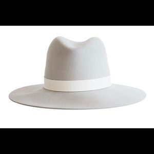 Janessa Leoné Henningsen Hat